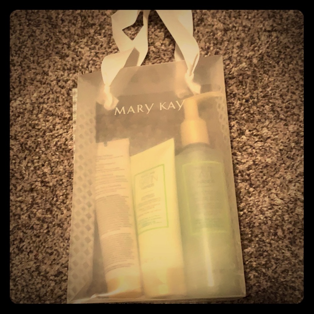 Brand new Mary Kay Satin Hands set